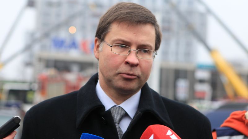 Dombrovsku ģimene Maxima veikaliem metīs līkumu
