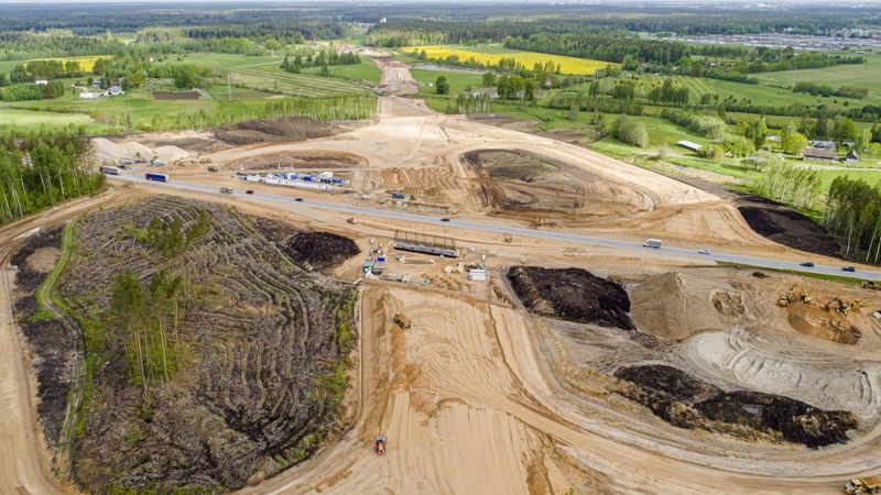 FOTO: Ķekavas apvedceļa projektā sāk būvēt pārvadu pār Rīgas apvedceļu