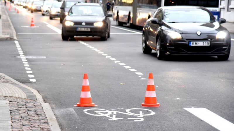 Čaka ielā saglabās tikai vienu velojoslu