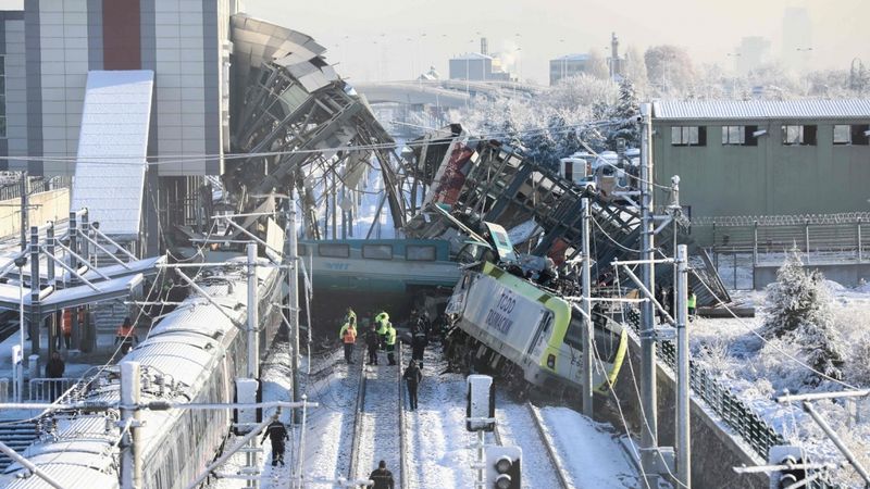 FOTO: Ātrvilciena avārijā Ankarā gājuši bojā deviņi cilvēki un 47 ievainoti