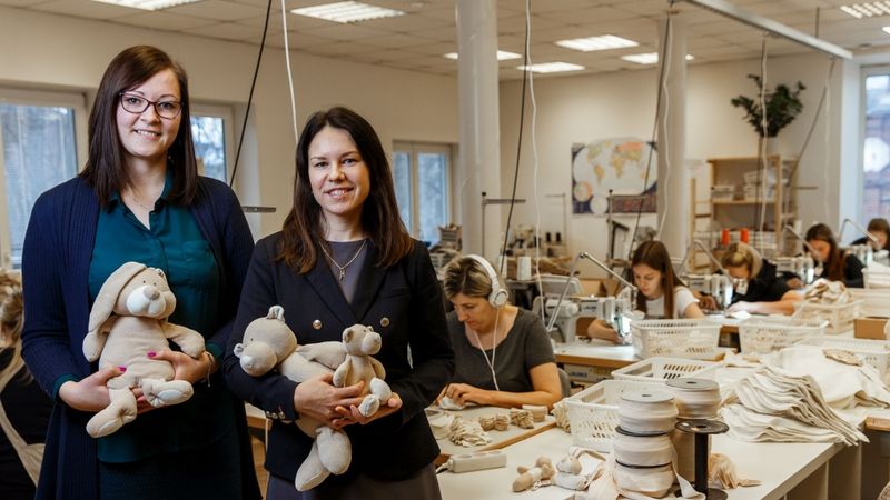 FOTO: Bērnu rotaļlietu ražotājs Wooly Organic iekārtojies Liepājā