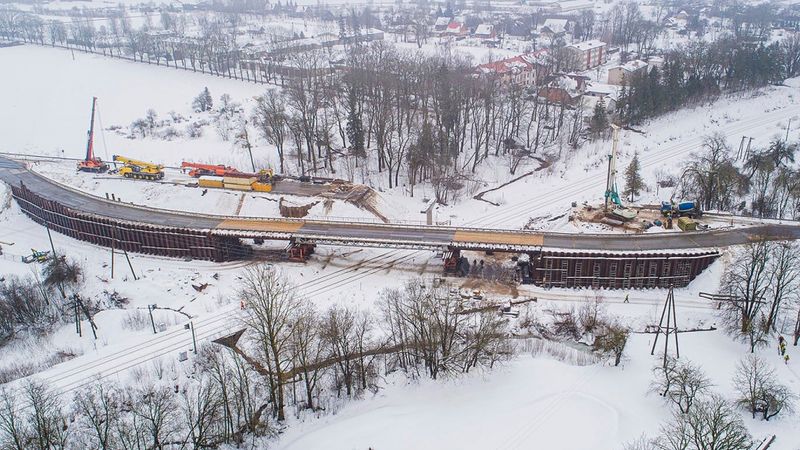 FOTO: Siguldā pārbūvē dzelzceļa pārvadu