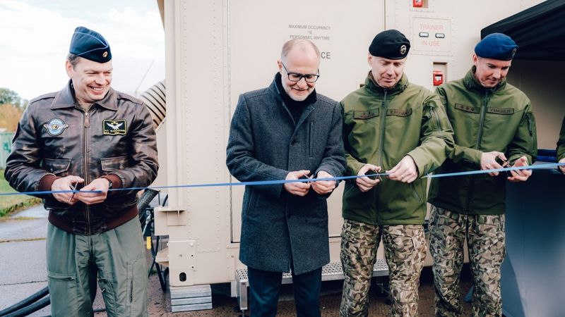 Investējot 19 miljonus eiro, Lielvārdē atklāj Black Hawk lidojumu mācību simulatora klasi