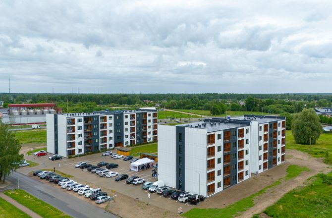 Jelgavā atklāts otrais zemas īres maksas daudzdzīvokļu nams