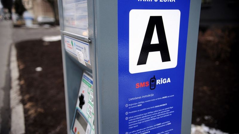 Autostāvvietu abonementu rosina aizstāt ar mēnešbiļeti