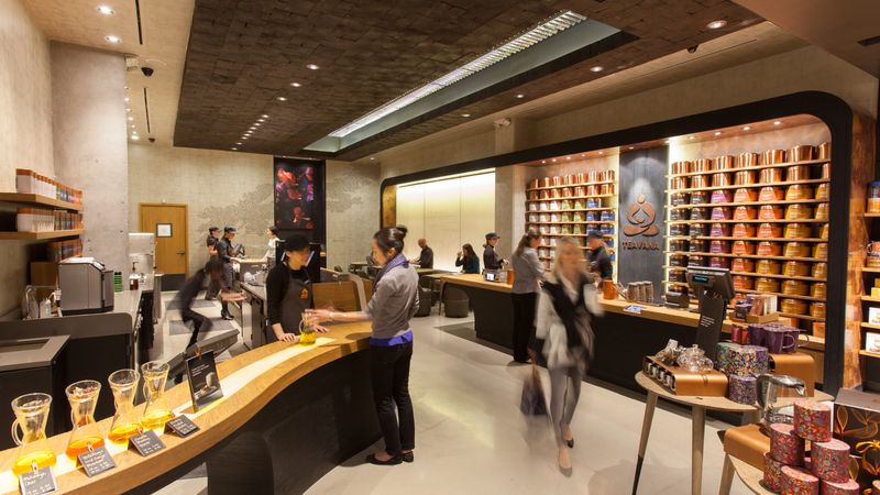 Mērķējot uz 90 miljardu dolāru tirgu, Starbucks atver pirmo «tējas bāru»
