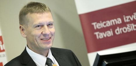 Bundulis: atlikt lēmumu par aptieku īpašumtiesībām ir prātīgi