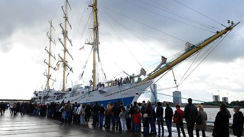 Rīgas ostā viesojas viens no pasaulē lielākajiem buriniekiem