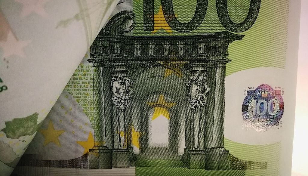 Fitch pirmo reizi sešos gados paaugstina Lietuvas kredītreitingu