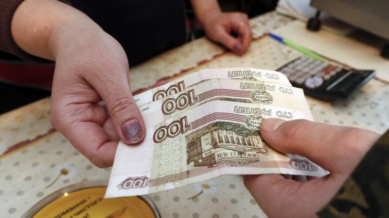 Rubļa vērtība pakāpusies, gaidot centrālās bankas lēmumu