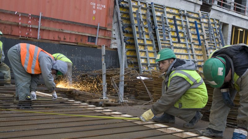 Gada griezumā pieaugušas strādnieku algas būvniecības nozarē