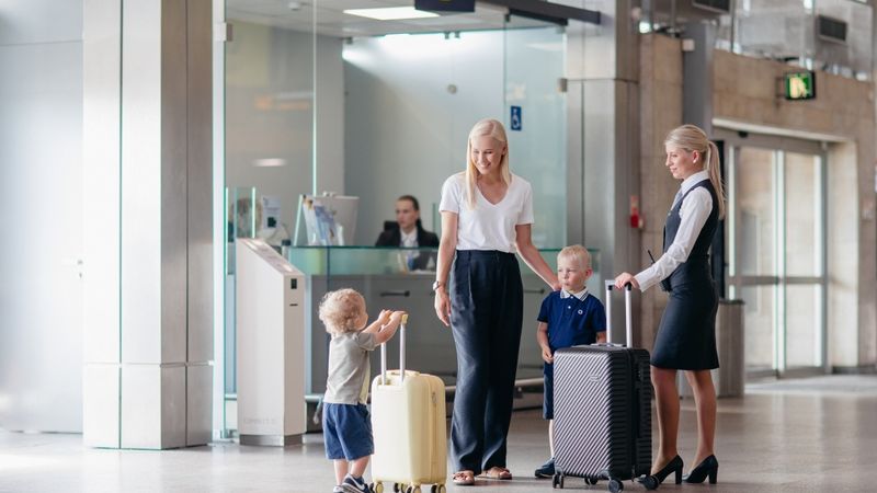 Rīgas lidostā ieviests maksas sagaidīšanas un pavadīšanas serviss