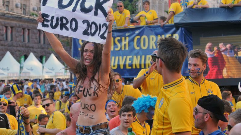 Femen aktīvistes sarīko jandāliņu Eiropas futbola čempionātā