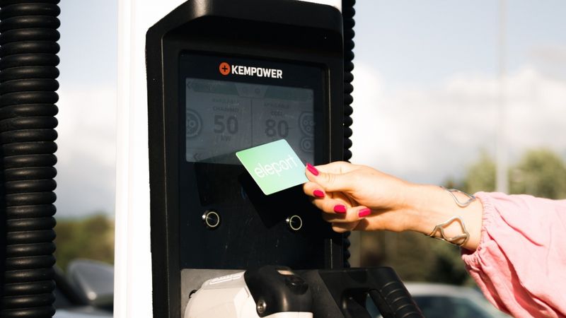 Eleport paplašinās elektroauto uzlādes staciju tīklu Rīgā