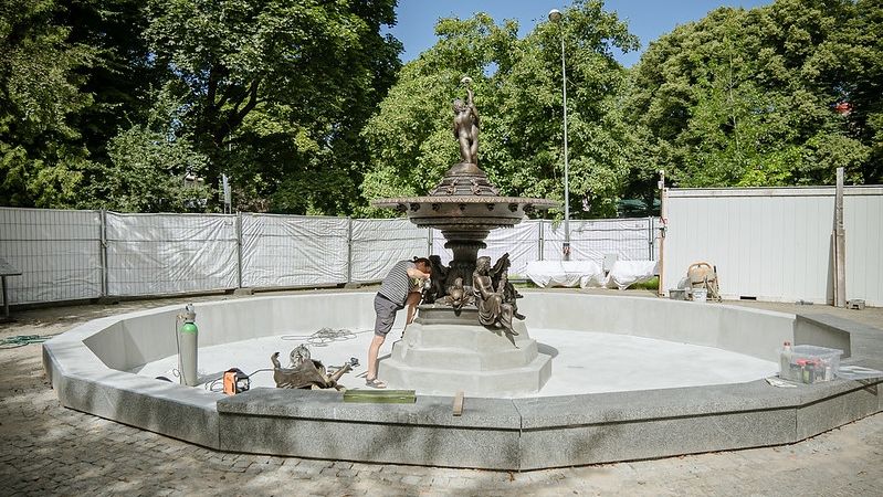 Noslēgumam tuvojas Rīgas vecākās strūklakas atjaunošana Vērmanes dārzā