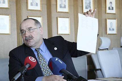 Šņepstam prasa atsaukt nepatiesās ziņas par naudas atmazgāšanu
