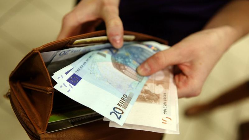 EK: Latvijā divas trešdaļas no skaidras naudas maksājumiem jau tiek veikti eiro