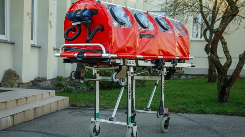 FOTO: Smagi slimus Covid -19 pacientus transportēs īpašā "kapsulā"