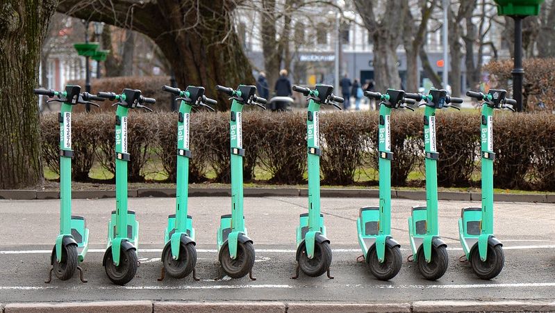 Elektroskrejriteņus Rīgas centrā varēs novietot tikai speciālās vietās