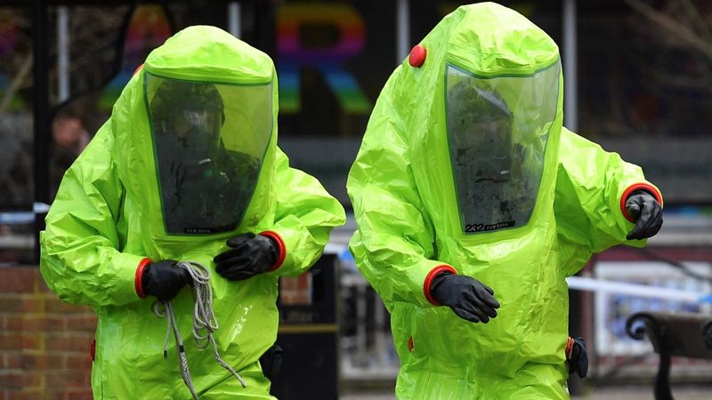 Lielbritānijā divi cilvēki saindējušies ar nervus paralizējošo vielu Novičok