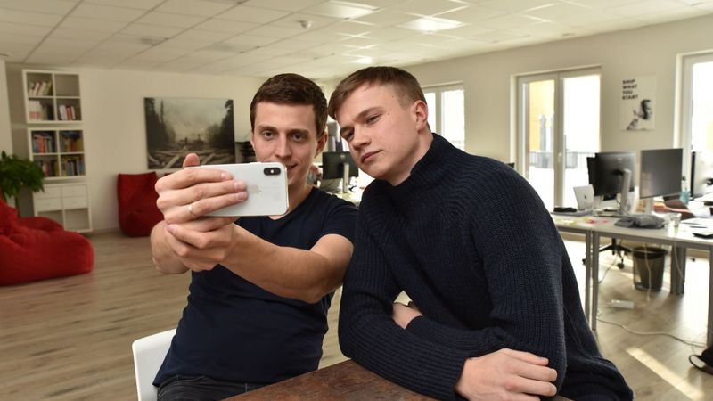 iPhone foto bizness plaukst un zeļ