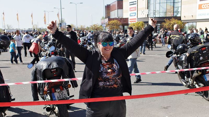 Atklāta pirmā stāvvieta motocikliem pie tirdzniecības centra