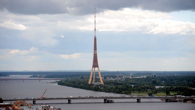 Aiz Salu tilta rindā gaida Gaisa un Vanšu tilts