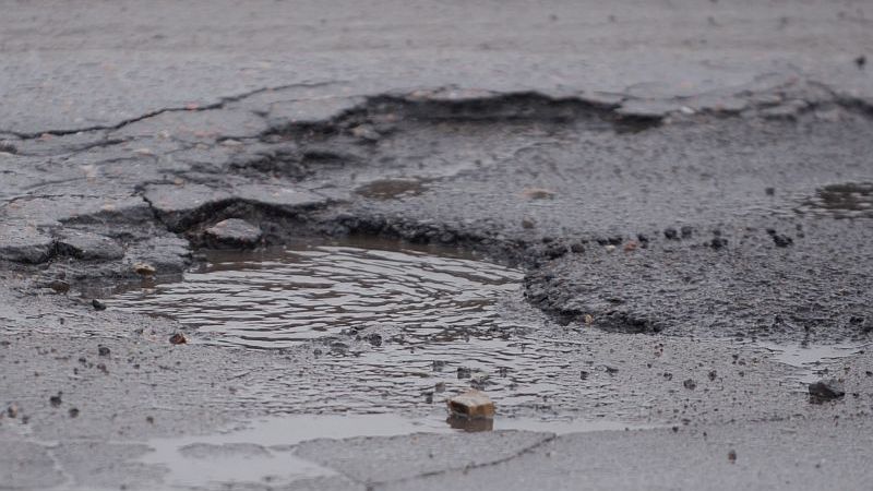 Pavasarī mainīs Salu tilta asfalta segumu