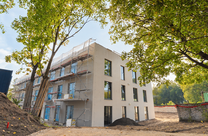 Hepsor mājokļu projektā Ķiršu Kalna Mājas nosvin spāru svētkus