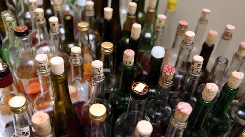 Konceptuāli vienojas par 15% samazināt akcīzes nodokli stiprajam alkoholam