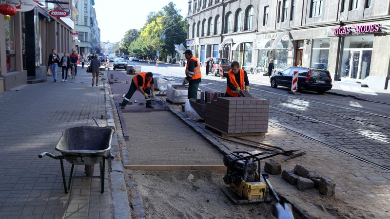 Turpinās būvdarbi Kr.Barona ielā
