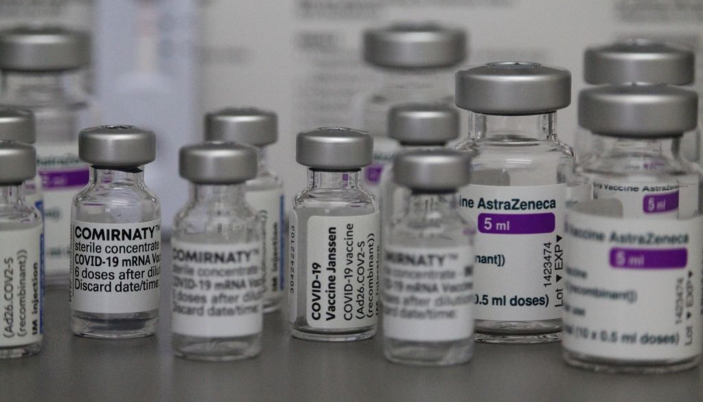 Pētījums: Pfizer, BioNTech un Moderna ik sekundi nopelna 1000 dolāru