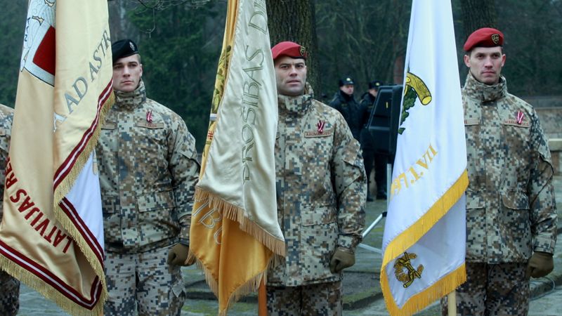 Amatpersonas un iedzīvotāji noliek ziedus Brāļu kapos