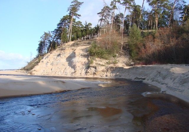 Saulkrastos daļēji nogruvusi Baltā kāpa