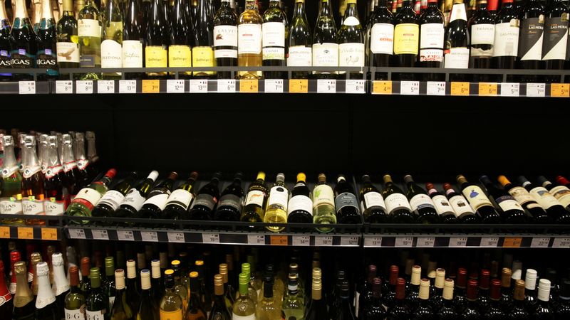 Papildināta - Apsver iespēju samērīgi celt akcīzi alkoholam, degvielai, kā arī ieviest sociālo iemaksu griestu nodokli