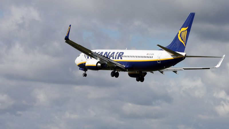 Ryanair lidmašīnām grib platākas durvis, lai paātrinātu iekāpšanu
