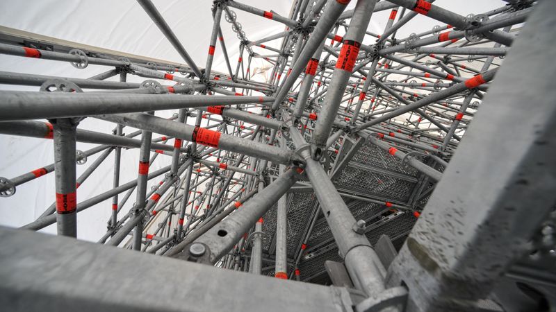 Foto: Sastatņu sistēma Doma baznīcas atjaunošanai sver 60 tonnas