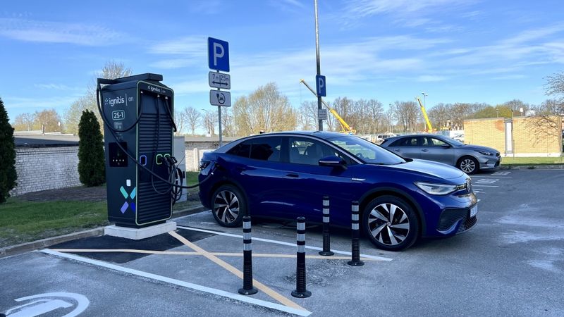 Čiekurkalnā pieejama pirmā publiskā elektrouzlādes stacija