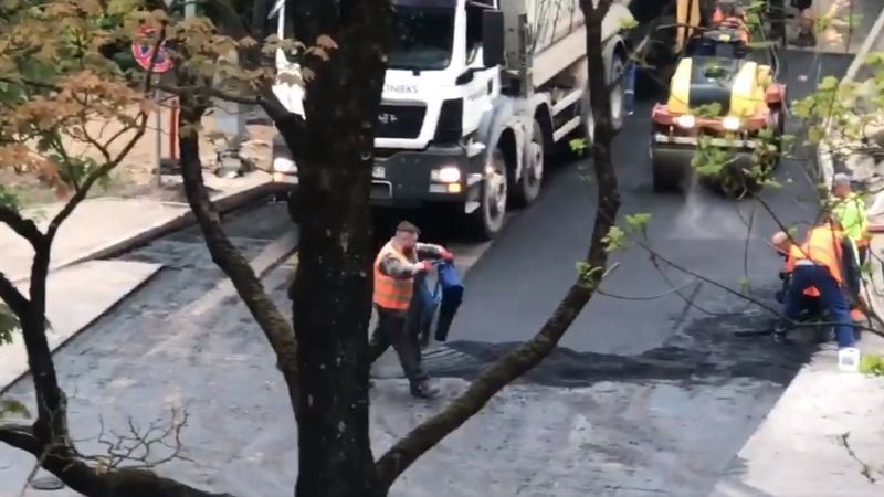 Rīgas ielu remontdarbos būvnieki izmantojuši džinsa bikses