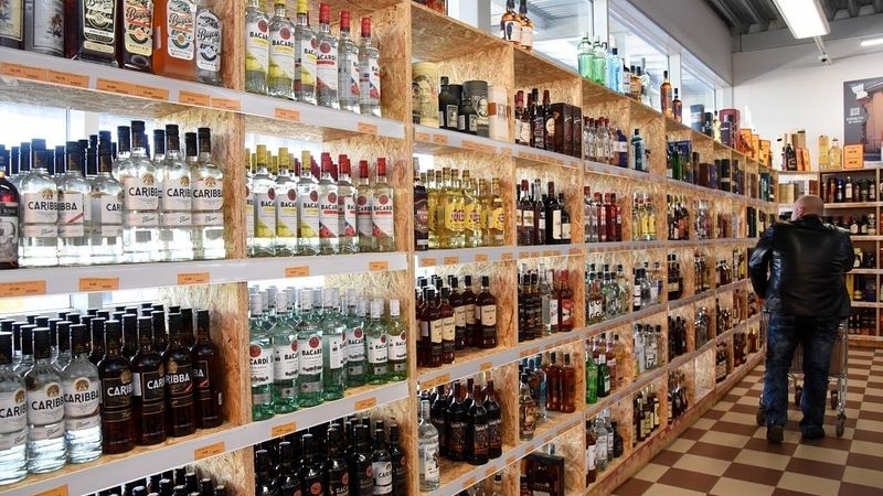 Igauņi joprojām Latvijā aktīvi iegādājas lētāku alkoholu