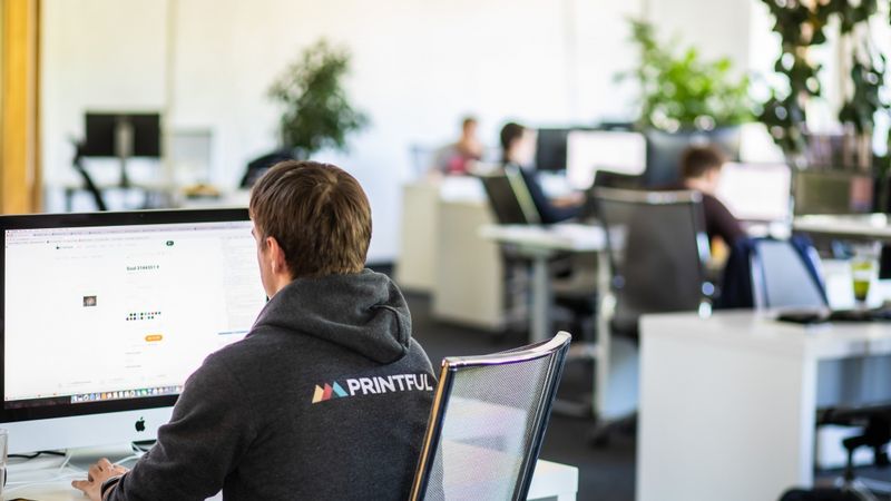 Printful rīko programmētāju kursus, labākajiem piedāvājot darbu