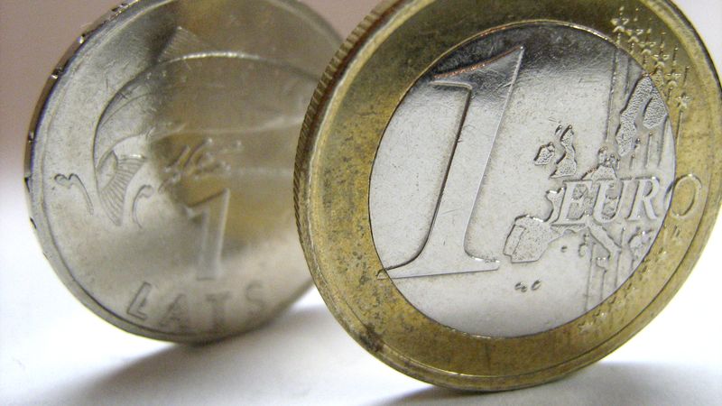 Ieviešot eiro, sešos gados Latvija papildus gūtu 8 miljardus eiro