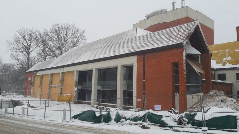 Valmieras drāmas teātrim demontē jumtu "black box" zāles izveidei