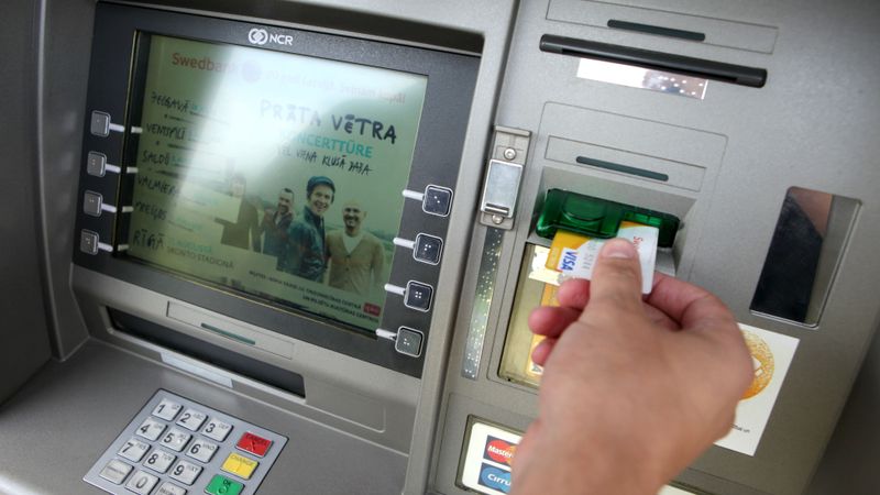 Lauku realitāte - 40 km līdz bankomātam; iedzīvotāji nikni uz bankām