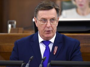 Premjers vēlas Ušakova atkāpšanos, bet ar Rīgas domes atlaišanas likumprojektu nesteigsies