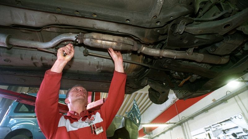 Lielbritānijā strauji audzis katalītisko konvertoru zādzību skaits no automašīnām