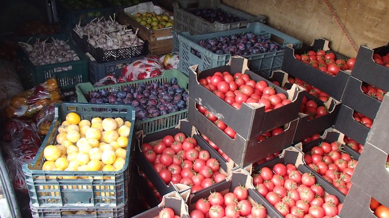 Jelgavas un Daugavpils tirgos atrod 2,6 tonnas nezināmas izcelsmes augļus un dārzeņus