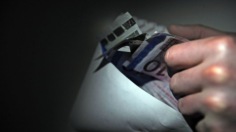 Papildināta - Par 13 000 eiro kukuļa ņemšanu aiztur RD Kapsētu pārvaldes priekšnieku Jāni Upīti