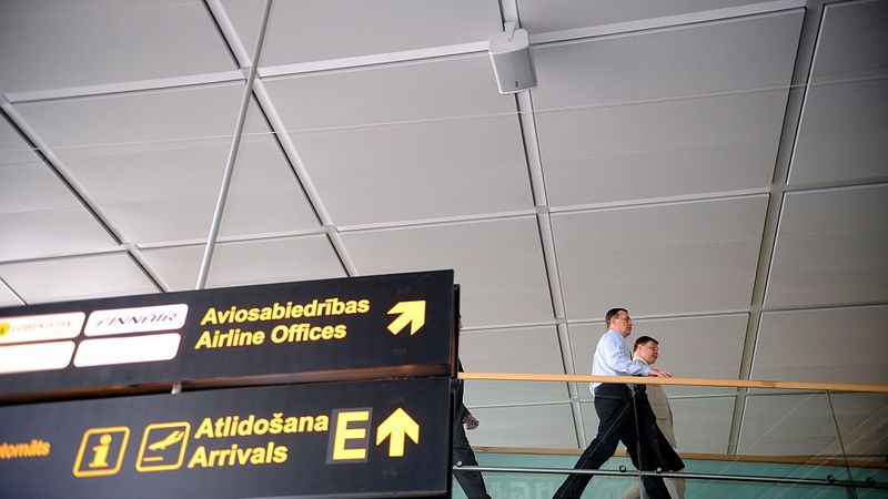 Papildināta - Luhsi atbrīvo no amata; lidostu pagaidām vadīs Mūrnieks