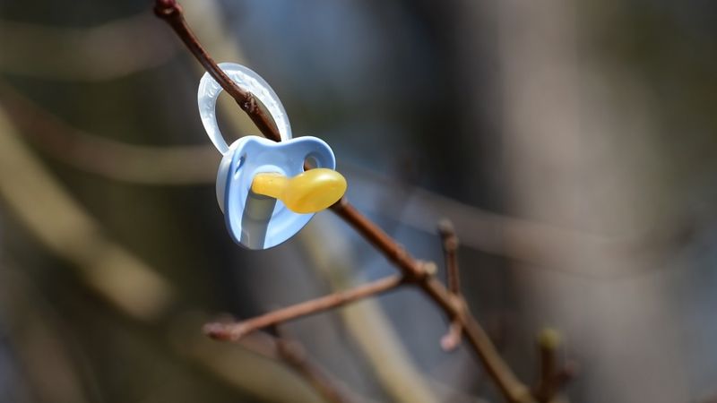 Meklēs iespējas, lai jaunie vecāki varētu strādāt, nezaudējot valsts pabalstus
